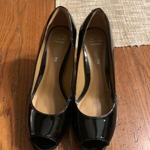 Cute black patent leather Clarks cushion pumps peep toe